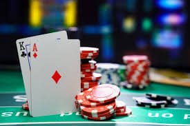 Pengguna meninjau level VIP di ponsel
